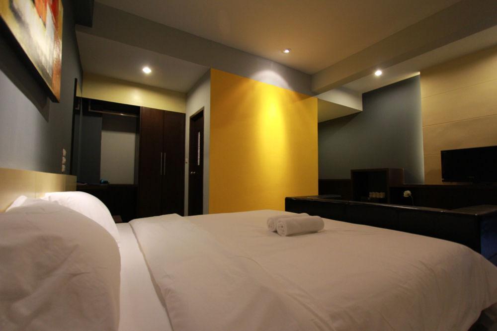 Trendy Hotel Накхон Патом Екстериор снимка