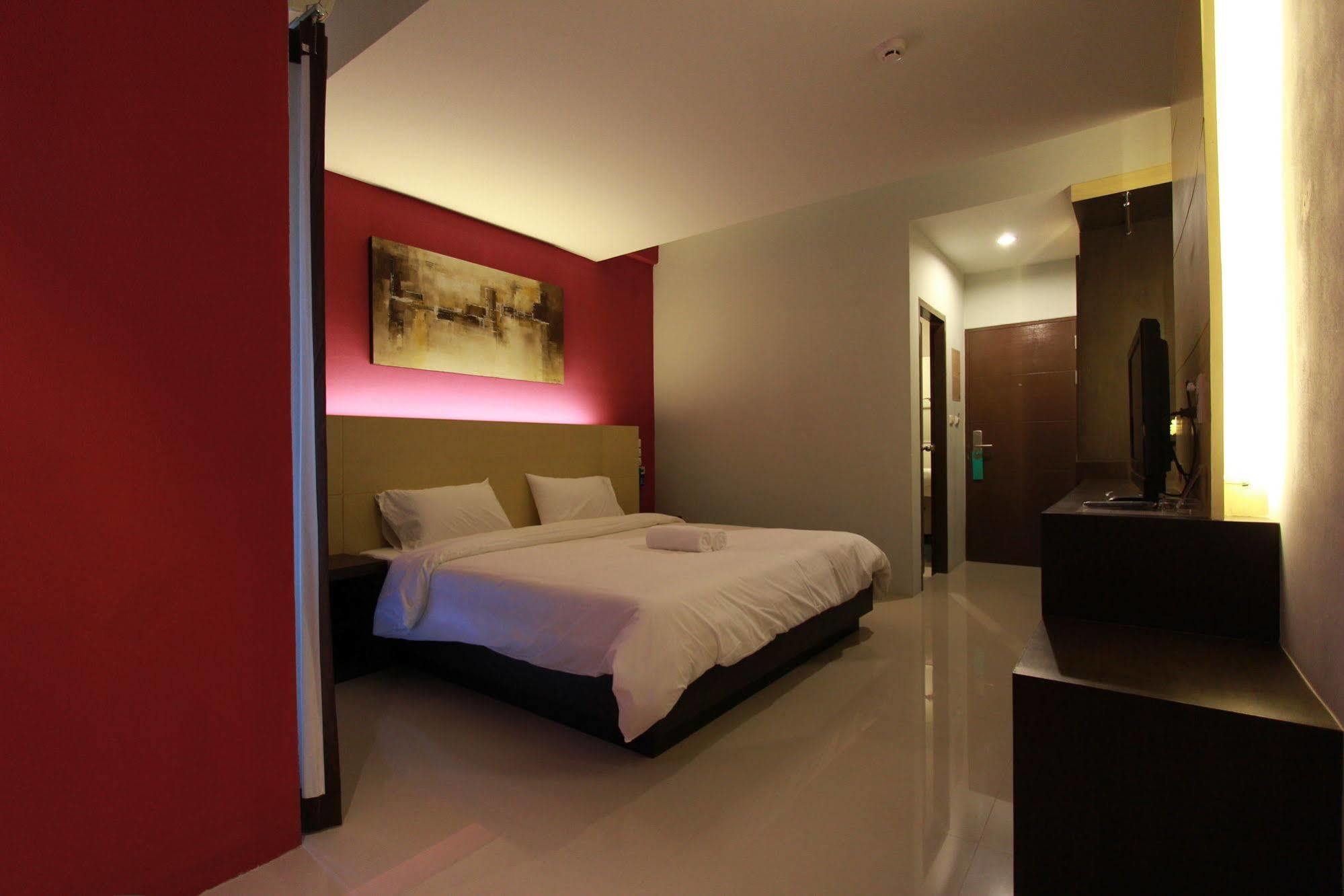 Trendy Hotel Накхон Патом Екстериор снимка