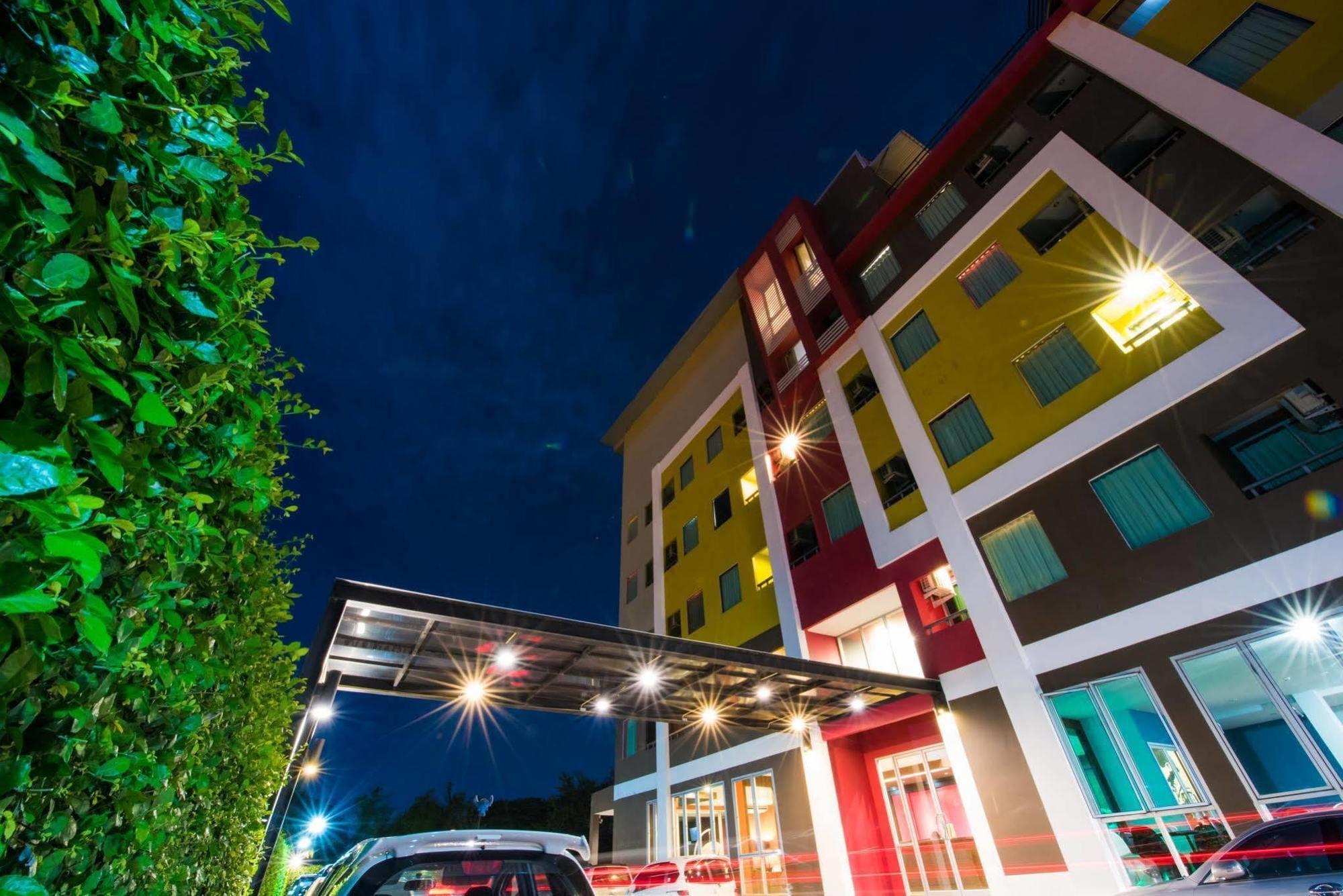 Trendy Hotel Накхон Патом Екстериор снимка