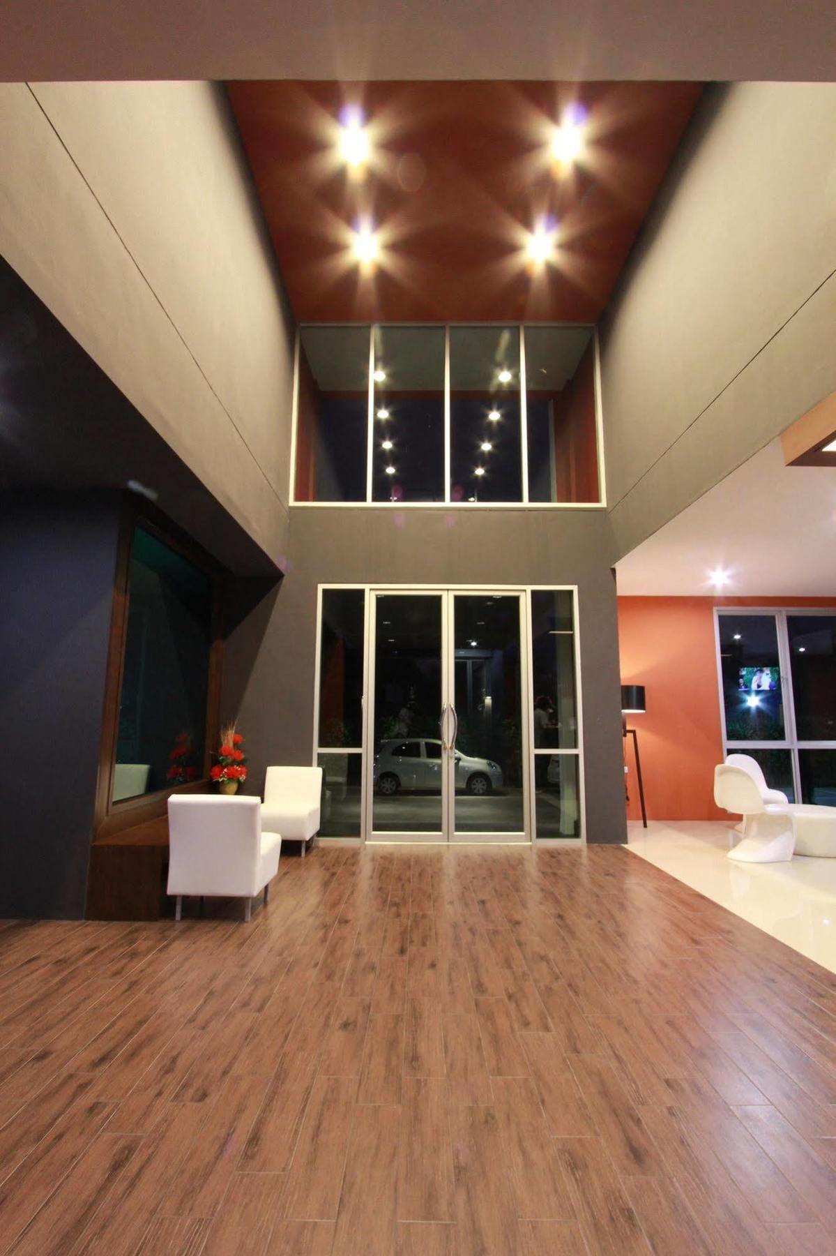 Trendy Hotel Накхон Патом Екстериор снимка
