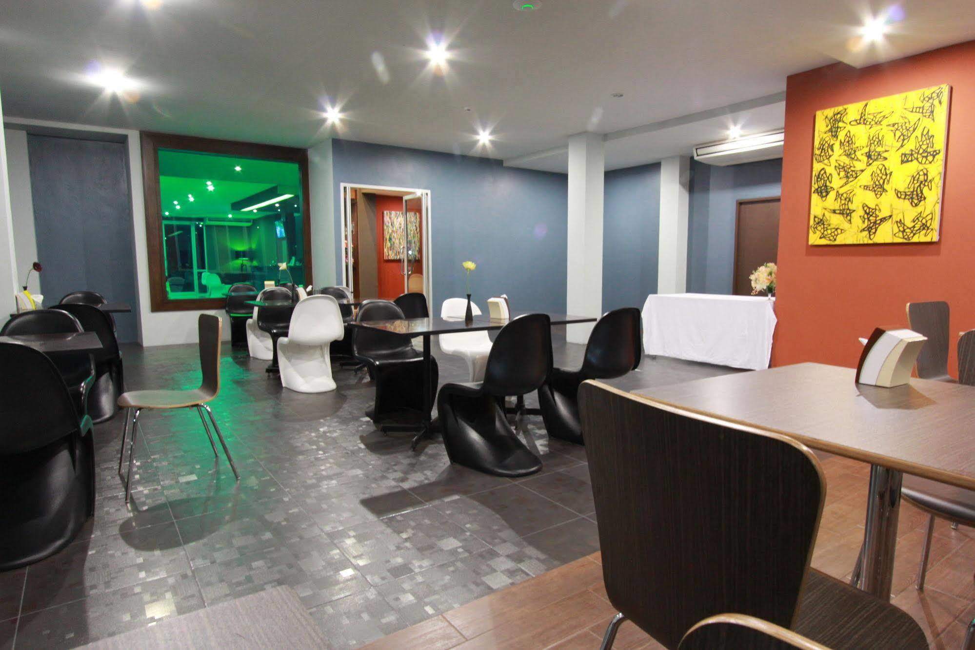 Trendy Hotel Накхон Патом Екстериор снимка